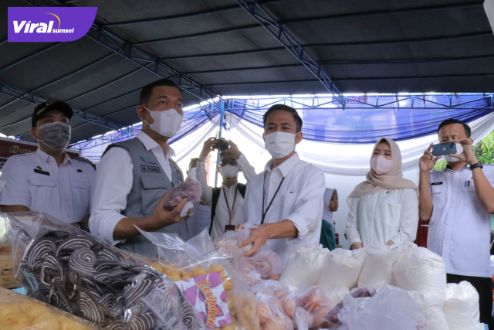 Sekda Kota Palembang, Ratu Dewa lakukan monitoring Bazar Murah Ramadhan di Lapangan Volley Belakang PIM, Rabu 20 April 2022. Foto : viralsumsel.com/nto