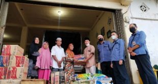 Ketua PWI PALI, M Anasrul DN bersama jajaran Medco E&P wilayah Kabupaten PALI, memberikan Sembako ke Panti Asuhan Jaya Murni kelurahan Handayani Mulia Kecamatan Talang Ubi, Rabu (20/4/2022). Foto : viralsumsel.com/eko