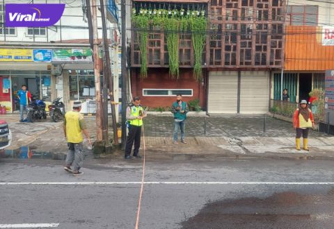 Anggota Lantas Polrestabes Pelembang melakukan olah TKP tabrak lari dengan korban petugas DKK Palembang di di Jalan Kapten A Rivai, Rabu (20/4/2022). Foto : viralsumsel.com/kai
