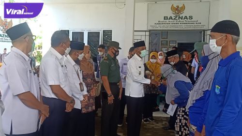 Wakil Bupati OKI, HM Dja'far Shodiq menyerahkan santuan dari Badan Amil Zakat Nasional OKI kepada ratusan petugas kebersihan pasar dan petugas kebersihan DLHK OKI di Kecamatan Kayuagung, Kamis (21/4/2022). Foto : viralsumsel.com/fir