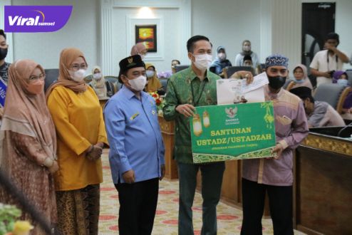 Sekda Palembang Ratu Dew membagikan paket sembako dari Baznas Palembang untuk ustad dan ustadza diruang rapat Parameswara Setda Kota Palembang, Kamis (21/4/2022). Foto : viralsumsel.com/nto Sekda Palembang Ratu Dew membagikan paket sembako dari Baznas Palembang untuk ustad dan ustadza diruang rapat Parameswara Setda Kota Palembang, Kamis (21/4/2022). Foto : viralsumsel.com/nto