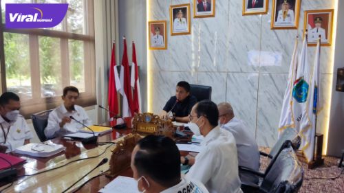 Bupati Ogan Ilir Panca Wijaya Akbar S.H Melaksanakan Exit Meeting bersama BPK RI Perwakilan Prov. Sumsel Pada Pemeriksaan LKPD TA 2021 Pemkab. Ogan Ilir, Rabu (20/04/2022). Foto : viralsumsel.com/jun