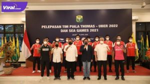 Tim putra-putri bulutangkis Indonesia yang siap berjuang di ajang perebutan Piala Thomas-Uber 2022 dan SEA Games 2021 Hanoi dilepas oleh Ketua Umum PP PBSI Agung Firman Sampurna. Foto : pbsi