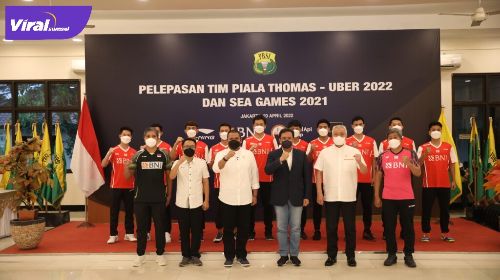 Tim putra-putri bulutangkis Indonesia yang siap berjuang di ajang perebutan Piala Thomas-Uber 2022 dan SEA Games 2021 Hanoi dilepas oleh Ketua Umum PP PBSI Agung Firman Sampurna. Foto : pbsi