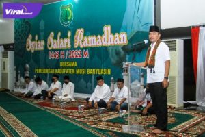 Plt Bupati Muba Beni Hernedi saat melaksanakan Syiar Safari Ramadhan 1443 H Pemerintah Kabupaten Muba, dengan Ormas Islam, KAHMI, Organisasi Penghulu P3N, dan guru-guru mengaji, di Pendopoan Griya Bumi Serasan Sekate, Jumat (22/4/2022). Foto : viralsumsel.com/dev
