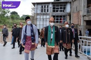 Gubernur Sumsel H Herman Deru disela kunjungan kerjanya dalam rangka HUT ke 9 Kabupaten PALI, Jum’at (22/4/2022) kemarin, meninjau langsung progres pembangunan gedung baru DPRD Kabupaten PALI. Foto : viralsumsel.com/win