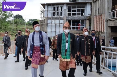 Gubernur Sumsel H Herman Deru disela kunjungan kerjanya dalam rangka HUT ke 9 Kabupaten PALI, Jum’at (22/4/2022) kemarin, meninjau langsung progres pembangunan gedung baru DPRD Kabupaten PALI. Foto : viralsumsel.com/win