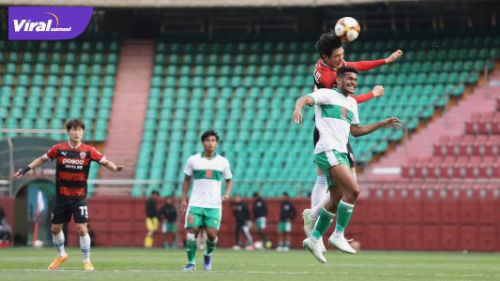 Pertandingan tim U-23 Indonesia saat takluk 0-2 dari Pohang Steelers di Steel Yard Stadium, Sabtu (23/4/2022). Foto : pssi