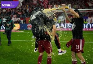 Para pemain Bayern Munich selebrasi usai pastikan gelar juara setelah menang dengan skor 3-1 atas Borussia Dortmund dalam laga bertajuk Der Klassiker, Sabtu (23/4/2022) malam tadi. Foto : ig bayern