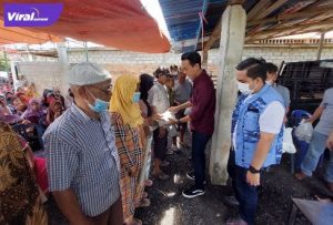 Wakil Ketua DPRD Sumsel H Muchendi Mahzareki SE, berikan sembako pada warga di Desa Tanjung Alai Kecamatan SP Padang OKI. Foto : viralsumsel.com/ion