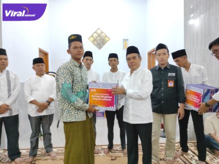Wakil Bupati Ogan Ilir H Ardani S.H., M.H menghadiri buka puasa bersama sekaligus pembagian bingkisan lebaran dari tim Darul Qur’an Palembang, di rumah tahfidz Al-Falah Kecamatan Tanjung Batu, Jum’at malam (22/4/2022). Foto : viralsumsel.com/jun