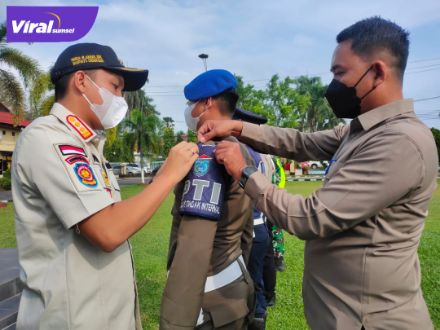 Bupati Ogan Ilir Panca Wijaya Akbar SH Memimpin Apel Gelar Pasukan Operasi Ketupat Musi 2022, Jum’at, (22/4/2022) Bertempat di Lapangan Mapolres Ogan Ilir. Foto : viralsumsel.com/jun