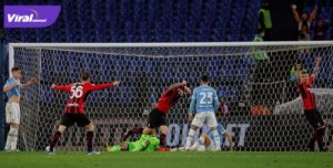 Sandro Tonali penyerang AC Milan selebrasi usai cetak gol ke gawang Lazio. AC Milan menang dengan skor tipis 2-1 di Stadion Olimpico, Roma, Italia, Senin (25/4/2022) dini hari tadi. Foto : ig milan