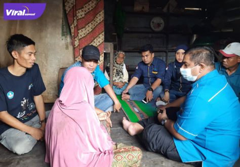 Sejumlah pemuda yang tergabung di DPD KNPI dan DPD Barisan Pemuda Rakyat (BADAR), Kabupaten PALI meringankan kehidupan kedua nenek yang menjalani hidup sebatang kara, tinggal di dalam gubuk reot yang sudah tak layak huni. Foto : viralsumsel.com/eko