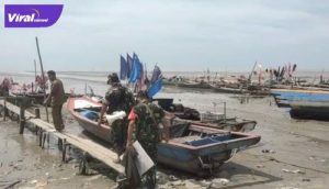 Sejumlah Anggota Kodim 0402/OKI kembali melanjutkan program bantuan langsung tunai kepada pedagang Kaki lima dan nelayan di Desa Sungai Sibur Kec. Sungai Menang, Kabupaten OKI, Senin (25/4/2022). Foto : viralsumsel.com/fir