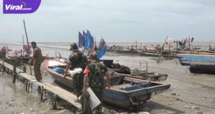 Sejumlah Anggota Kodim 0402/OKI kembali melanjutkan program bantuan langsung tunai kepada pedagang Kaki lima dan nelayan di Desa Sungai Sibur Kec. Sungai Menang, Kabupaten OKI, Senin (25/4/2022). Foto : viralsumsel.com/fir