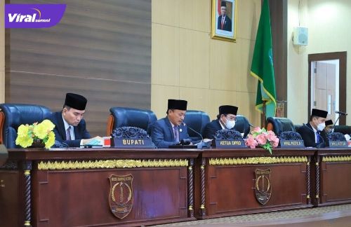 Plt Bupati Muba Beni Hernedi SIP hadir mendengarkan penyampaian laporan Pansus DPRD dan Pengambilan keputusan DPRD terhadap LKPJ Bupati Muba TA 2021 di Ruang Rapat Paripurna DPRD Muba, Selasa (26/4/2022). Foto : viralsumsel.com/win