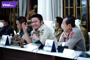Gubernur Sumsel H Herman Deru dalam rapat monitoring ketersediaan minyak goreng di Provinsi Sumatera Selatan di Griya Agung, Selasa, (26/4/2022). Foto : viralsumsel.com/win