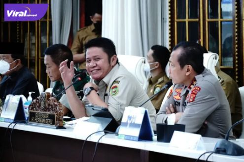 Gubernur Sumsel H Herman Deru dalam rapat monitoring ketersediaan minyak goreng di Provinsi Sumatera Selatan di Griya Agung, Selasa, (26/4/2022). Foto : viralsumsel.com/win