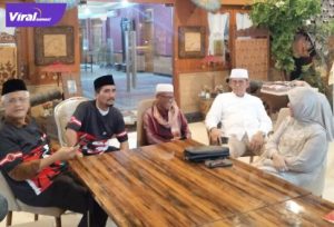 Ketua Umum Pimda PKN Sumsel Hj Lucianty bersama Penasehat PKN, M Al Bachori, dan pengurus lain dalam buka puasa bersama di Tiga Nyonya, Rabu (27/4/2022) malam. Foto : viralsumsel.com