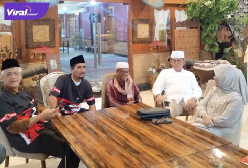 Ketua Umum Pimda PKN Sumsel Hj Lucianty bersama Penasehat PKN, M Al Bachori, dan pengurus lain dalam buka puasa bersama di Tiga Nyonya, Rabu (27/4/2022) malam. Foto : viralsumsel.com