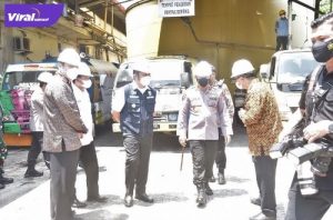 Gubernur Sumsel H. Herman Deru mendampingi Kapolri Jenderal Polisi Listyo Sigit Prabowo meninjau produksi minyak curah di PT. Tunas Baru Lampung Tbk, Kabupaten Banyuasin, Jumat (1/4/2022). Foto : viralsumsel.com/win