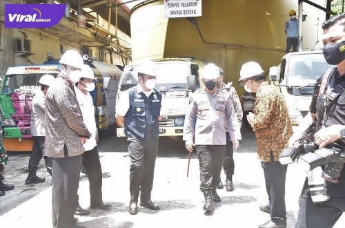 Gubernur Sumsel H. Herman Deru mendampingi Kapolri Jenderal Polisi Listyo Sigit Prabowo meninjau produksi minyak curah di PT. Tunas Baru Lampung Tbk, Kabupaten Banyuasin, Jumat (1/4/2022). Foto : viralsumsel.com/win