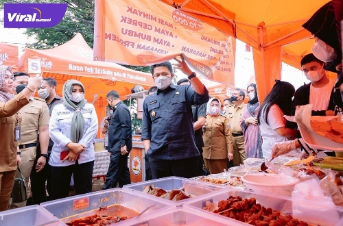 Gubernur Sumsel H Herman Deru disela-sela launching Pasar Pojok Darussalam di sekretariat PNSB, Senin (4/4/2022) sore. Foto : viralsumsel.com/win