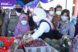 Wakil walikota Palembang Fitrianti Agustinda saat Meninjau Bazar Ramadhan di Kecamatan Gandus. Foto : Viralsumsel
