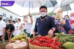 Gubernur Sumsel H Herman Deru didampingi Ketua TP PKK Sumsel Hj Feby Deru belanja di pasar murah PKK Sumsel, Rabu (6/4/2022). Foto : viralsumsel.com/win