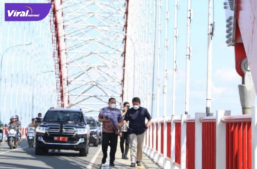 Gubernur Sumsel H Herman Deru tinjau progres pembangunan jalan yang menghubungkan jembatan Musi VI dan Jalan KH Wahid Hasyim di Kawasan 2 Ulu Palembang, Jum’at (8/4/2022). Foto : viralsumsel.com/win