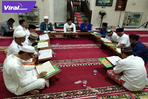 Camat Rambutan Mursal Marsup,SH.i.,MH saat mengikuti Pembacaan Al-Qur'an di salah satu Masjid. Foto : Dok. Mursal