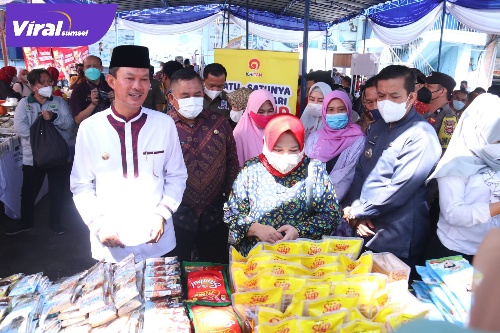 Walikota Palembang H Harnojoyo hadiri Bazar Murah di Kecamatan Alang-Alang Lebar bersama Sumatera Ekspres, Jumat (8 April 2022). Foto : viralsumsel.com/nto
