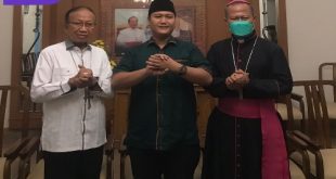 Ketua PW IPNU Sumsel saat berfoto bersama dengan Uskup Palembang. Foto : Viralsumsel/Nto