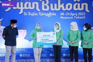 Gubernur Sumsel H Herman Deru buka gelaran Festival Ramadhan Jajan Bukoan yang digelar ICSB Korwil Sumsel yang dipimpin oleh Hj Samantha Tivany HD, Jumat (8/4/2022). Foto : viralsumsel.com/win