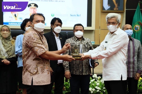 Wakil Gubernur Sumsel H Mawardi Yahya menerima unsur pimpinan dan anggota badan legislasi DPR RI, dalam rangka perumusan konsep naskah akademik dan RUU Tentang Larangan Minuman Beralkohol, Senin (11/4/2022). Foto : viralsumsel.com/win