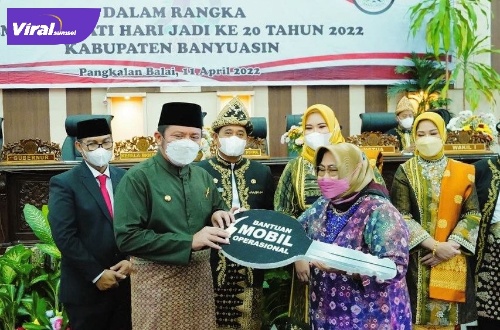 Gubernur Sumsel H. Herman Deru, serahkan bantuan berupa mobil ambulance, kepada ketua Yayasan Mama, Klinik Ibu Maizo, kemarin (11/4/2022). Foto : viralsumsel.com/win