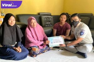PT. Jasa Raharja Cabang Sumatera Selatan menyerahkan santunan korban kecelakaan lalu lintas, Selasa (12/4/2022). Foto : viralsumsel.com/nto