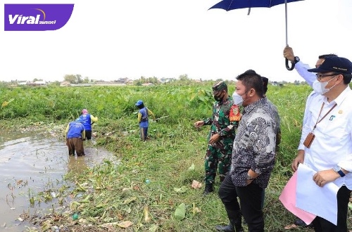 Gubernur Sumsel H Herman Deru meninjau langsung lokasi pembangunan kolam retensi di Kelurahan di kawasan Kebun Bunga, Palembang, Rabu (13/4/2022). Foto : viralsumsel.com/win