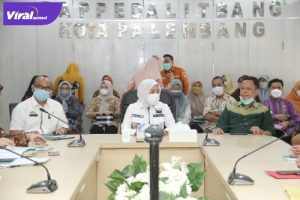 Wakil walikota Palembang Fitri saat pimpin rapat terkait Zero Stunting 2023 di Bappeda Litbang. Foto : Viralsumsel