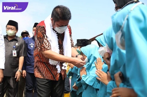 Gubernur Sumatera Selatan H Herman Deru di sela melaunching Desa Qur’an yang merupakan gagasan dari Yayasan Rumah Tahfidz Yatim Duafa, Palembang, Kamis (14/4/2022). Foto : viralsumsel.com/win Gubernur Sumatera Selatan H Herman Deru di sela melaunching Desa Qur’an yang merupakan gagasan dari Yayasan Rumah Tahfidz Yatim Duafa, Palembang, Kamis (14/4/2022). Foto : viralsumsel.com/win