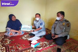 Petugas PT Jasa Raharja Cabang Sumsel berikan Santunan kepada ahli waris korban Lakalantas di Jalan By pas Alang-alang Lebar di dampingi Kepolisian setempat. Foto : Viralsumsel/Nto