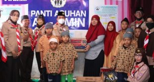 Suasana berbagi Ramadhan Kwarcab Pramuka Palembang menjadi haru mendatangi Rizky Dwi Putra anggota Pramuka saat diberikan bantuan sembako. Foto : viralsumsel.com/nto