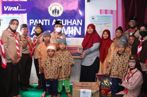 Suasana berbagi Ramadhan Kwarcab Pramuka Palembang menjadi haru mendatangi Rizky Dwi Putra anggota Pramuka saat diberikan bantuan sembako. Foto : viralsumsel.com/nto