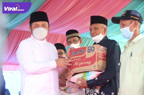 Gubernur Sumsel H Herman Deru menyerahkan bantuan berupa paket sembako kepada masyarakat di dua desa di Kecamatan Cempaka Kabupaten OKU Timur, Jum’at (15/4/2022). Foto : viralsumsel.com/ion