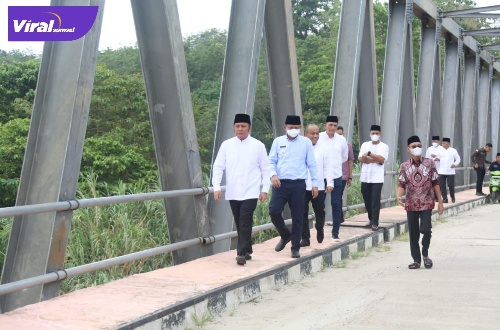 Gubernur Sumsel H Herman Deru secara spontanitas meninjau sejumlah infrastruktur  jalan  dan  jembatan di OKU Timur, Jum’at (15/4/2022). Foto : viralsumsel.com/win