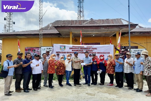 Pemerintah Kecamatan Rambutan dan Forum Kades Se-kecamatan Rambutan saat berikan bantuan secara simbolis kepada Masyarakat Sungsang. Foto : Viralsumsel/Nto