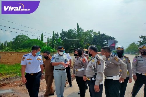 Petugas Jasa Raharja Sumsel dan Satlantas Palembang saat meninjau lokasi lampu merah di Jln. Soekarno Hatta Palembang. Foto : Viralsumsel/Nto