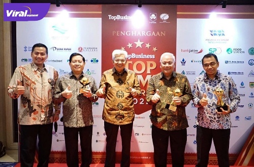 Wakil Gubernur Mawardi Yahhya terima penghargaan top BUMD Award bertempat di Hotel Raffles Jakarta, Rabu (20/4/2022) siang. Foto : viralsumsel.com/win