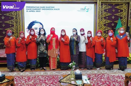 Ketua TP PKK Sumsel Hj Feby Deru dalam puncak peringatan hari Kartini ke-144 secara serentak se Indonesia dari Griya Agung, Kamis (21/4/2022) pagi. Foto : viralsumsel.com/win